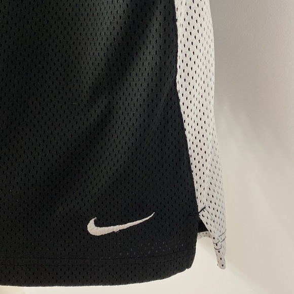Nike athletic men’s shorts - size medium. Mesh material outer layer - Picture 2 of 6